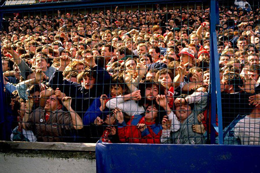 Hillsborough faciası

                                    
                                    15 Nisan 1989'da 96 Liverpool taraftarı Sheffield Wednesday'in Hillborough Stadyumu'nda çıkan kargaşada hayatını kaybetti, yüzlerce kişi yaralandı. Suç taraftarlara atıldı. 2016 Nisan ayında sonuçlanan soruşturmada Liverpool taraftarı aklanırken sorumluluğun poliste olduğu ortaya çıktı.
                                
                                