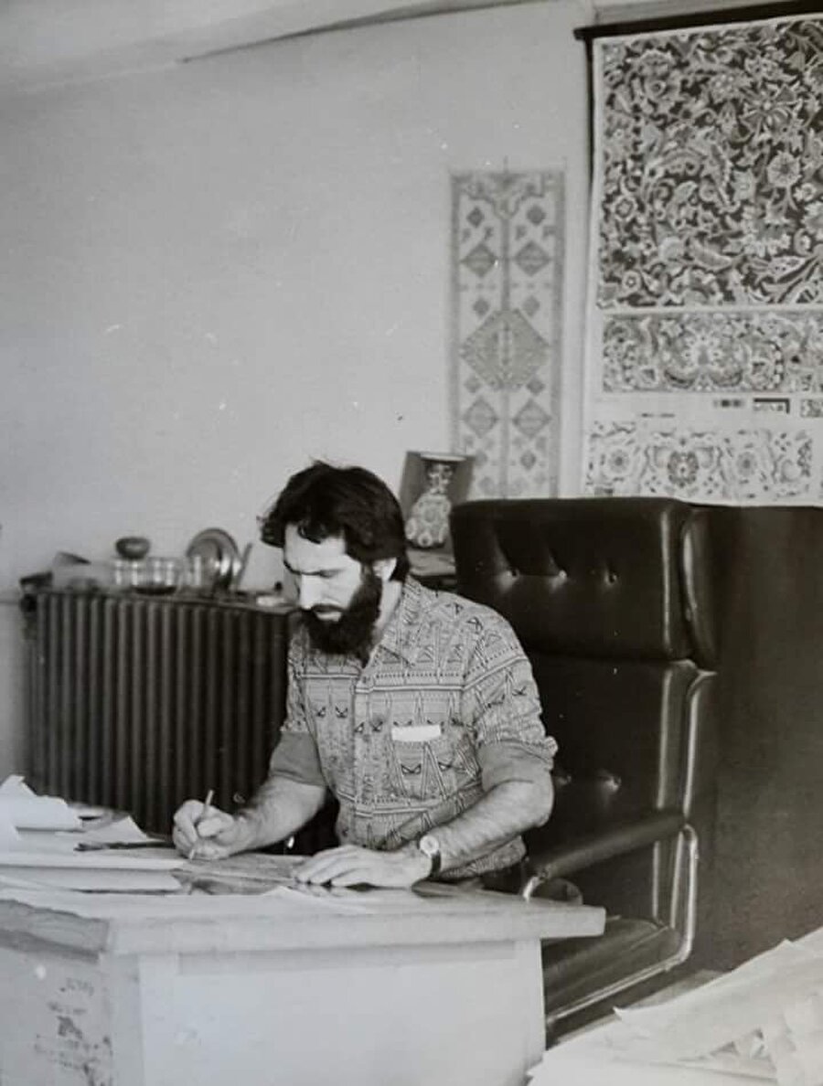 Sakalı nedeniyle işinden olur.
1980 darbesinden sonra sakallı olduğu gerekçesiyle Sümerbank'tan atılır. Sirkecizade'de bir halı firmasında destinatör olarak çalışırken resim yapmaya devam eder. Bir iş adamının 22 resmini alması üzerine kendisine 1984 yılında bir galeri açar. 