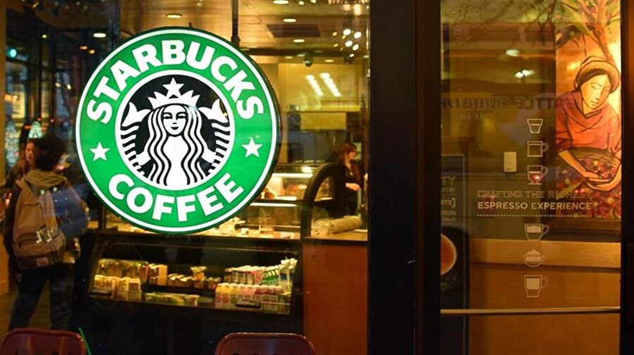 ABD'li kahve devi Starbucks, Suriyeli mültecilerin ABD'ye girişini askıya alan ve 7 Müslüman ülkeden vatandaşların ülkeye girişine 90 gün yasak getiren başkanlık kararnamesinin ardından, faaliyet gösterdiği 75 ülkede 5 yıl içinde 10 bin mülteciyi istihdam edeceğini duyurdu.