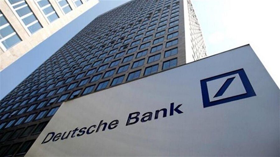 Frankfurt merkezli Deutsche Bank'tan yapılan açıklamaya göre, bankanın 2016 yılındaki net zararı 1,4 milyar euro seviyesinde gerçekleşti. Banka, 2015 yılında 6,8 milyar euro net zarar açıklamıştı. Deutsche Bank Üst Yöneticisi John Cryan, geçmişte yaşanan sorunların ve hukuki süreçlerin bankaya yalnızca maddi olarak değil itibar ve güven açısından da pahalıya mal olduğunu belirterek, "Deutsche Bank Yönetim Kurulu adına, olanlardan dolayı derin üzüntü duyduğumuzu ifade etmek istiyorum. İçtenlikle özür dileriz." dedi.