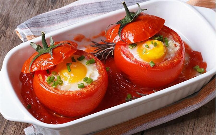Yumurtalı domates dolması
Sahanda yumurta yemekten ya da omlet yapmaktan farklı bir kahvaltılık olarak sofralarımızı süslemeye hazır bir yiyecek olan yumurtalı domates dolması karşımıza çıkmaktadır. Böylelikle hem daha sağlıklı bir besin tüketmiş olacaksınız. 