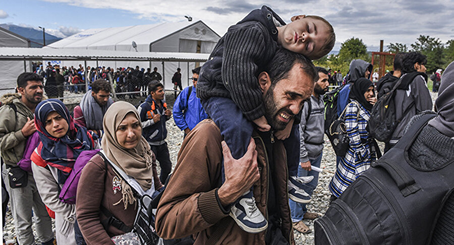 Yunanistan

                                    Ağır kış şartlarının etkisindeki Yunanistan'da hayatını kaybedenlerin mültecilerin sayısı Suriyeli Nurşan bebekle birlikte 4'e çıktı. Nurşan bebeğin defnedildiği saatlerde, Brüksel'de Schengen'in 3 ay daha askıya alınması onaylanıyor, "sığınmacılar gelmesin" diye Libya ile zirve planlanıyor ve AP'de Trump'ın aldığı "vize yasağı" tartışılıyordu. Şu anda Yunan adalarında, 60 bin civarında sığınmacı bulunuyor. BM'ye göre, kamplardaki sığınmacılar, park ve meydanlarda uyuyor, 'acınası' şartlar içinde yaşıyor.
                                