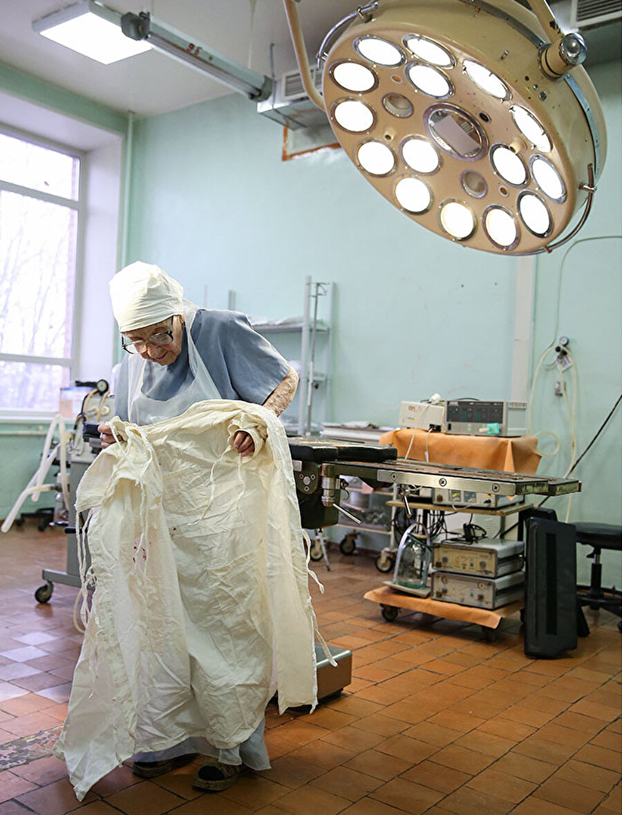 Alla Illyinichna, Moskova’ya yakın bir hastanede cerrahlık yapan yaşının 90’a dayanmasına rağmen günde 4 ameliyata giren muhteşem bir kadın. 

