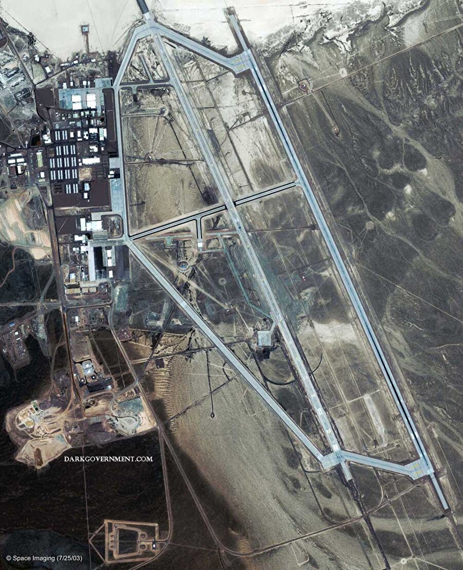 Bölgenin işlevi nedir? 

                                    
                                    
                                    
                                    
                                    Nevada Çölü'ndeki bu bölgede uçak ve düşman silahlarının incelenip araştırıldığı söylenmektedir. Ancak Area 51 kurulduğu günden bu yana gizemini korumaktadır.
                                
                                
                                
                                
                                