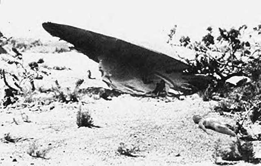 Uzaylılar inceleniyor

                                    
                                    
                                    
                                    
                                    1947 yılında yaşanan Roswell UFO kazasının enkazından çıkarılan uzaylı yaratığın 51. Bölge'de incelendiği ileri sürülmüştür.
                                
                                
                                
                                
                                