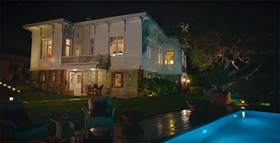 Neşe-Ünsal Sert çiftinin Çubuklu'daki villalarında Göç Zamanı dizisi çekilmişti.

                                    
                                    
                                
                                