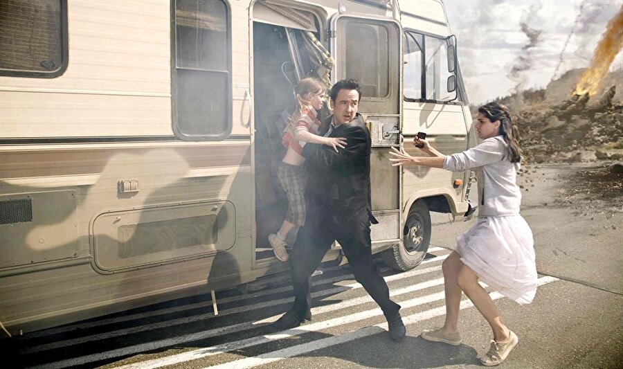 2012 isimli filmde insanlar hayatta kalmak için büyük bir mücadele veriyordu.