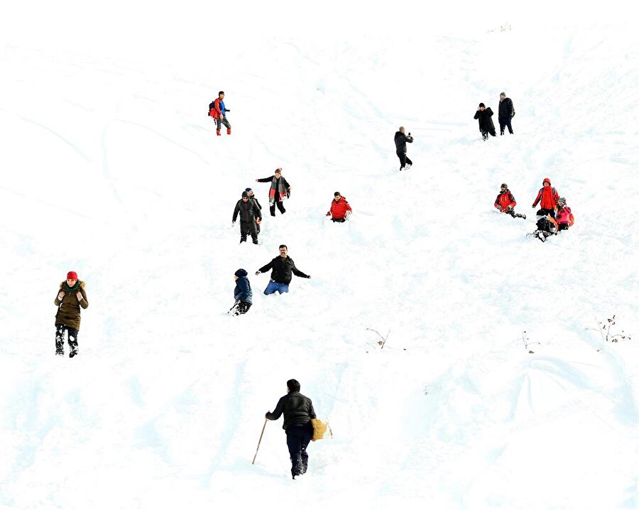 Snowboard sporundan esinlenerek 'Lazboard' adını verdikleri tahtalarla kayak yapan köylüler, her yıl düzenledikleri şenliklerle ilginç etkinliği sürdürüyor.