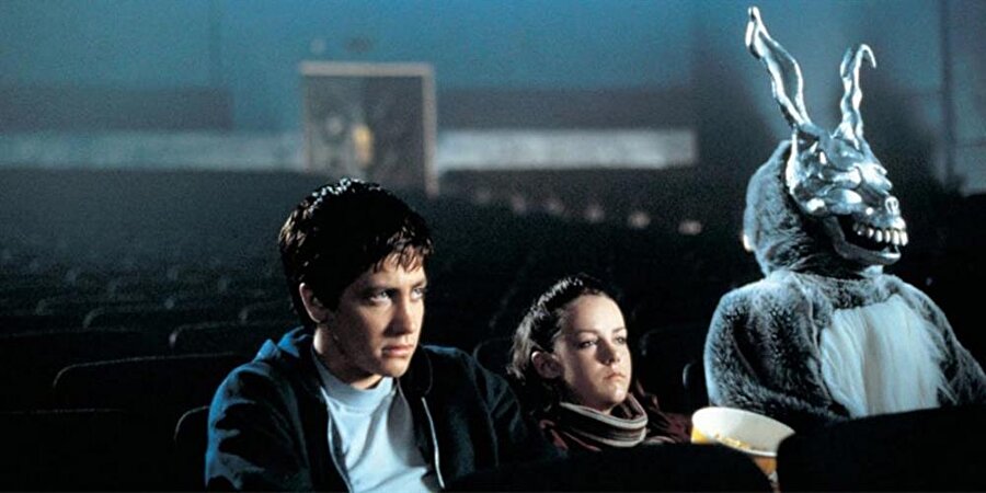 Karanlık Yolculuk (Donnie Darko) - 2001
Donnie Darko adlı genç bir gece tavşan insan karışımı bir yaratık tarafından kaçırılır ve belli bir süre sonra dünyanın sonunun geleceğini söyler. Bu süre 28 gün, 6 saat, 42 dakika, 12 saniyedir. Bu ağırlığın üstüne Donnie Darko bu tavşan insan karışımı yaratığı takip etmeye onun peşinde gitmeye başlar. 