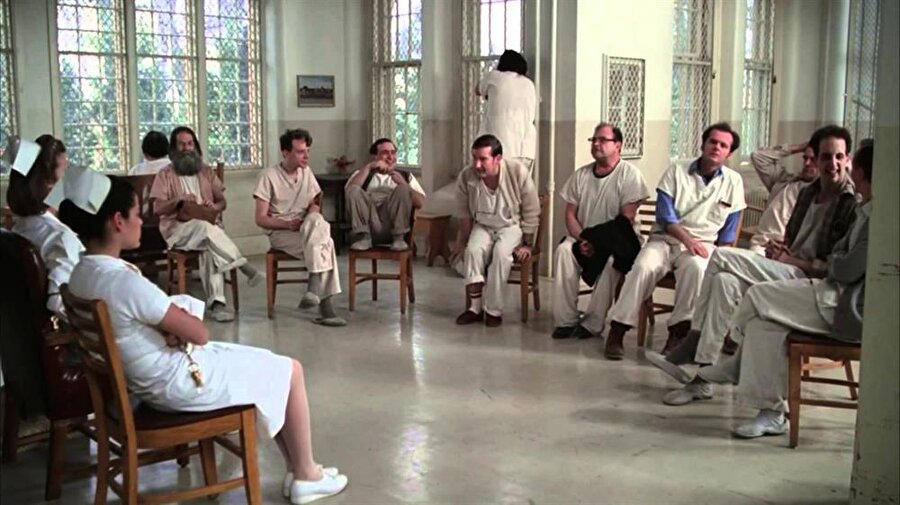 Guguk Kuşu (One Flew Over The Cuckoo's Nest) - 1975
Cezaevinde yatan bir suçlu olan Randle P. McMurphy deli rolü yaparak cezaevinden kurtulacağını düşünmektedir. Bir süre sonuç alamadıktan sonra yavaş yavaş herkesin gözüne batmaya başlar ve bir tımarhaneye kaldırılır. Burada da kimse ile anlaşamaz. Diktatör hemşire ve Randle'in başından geçenlerin hikayesi.