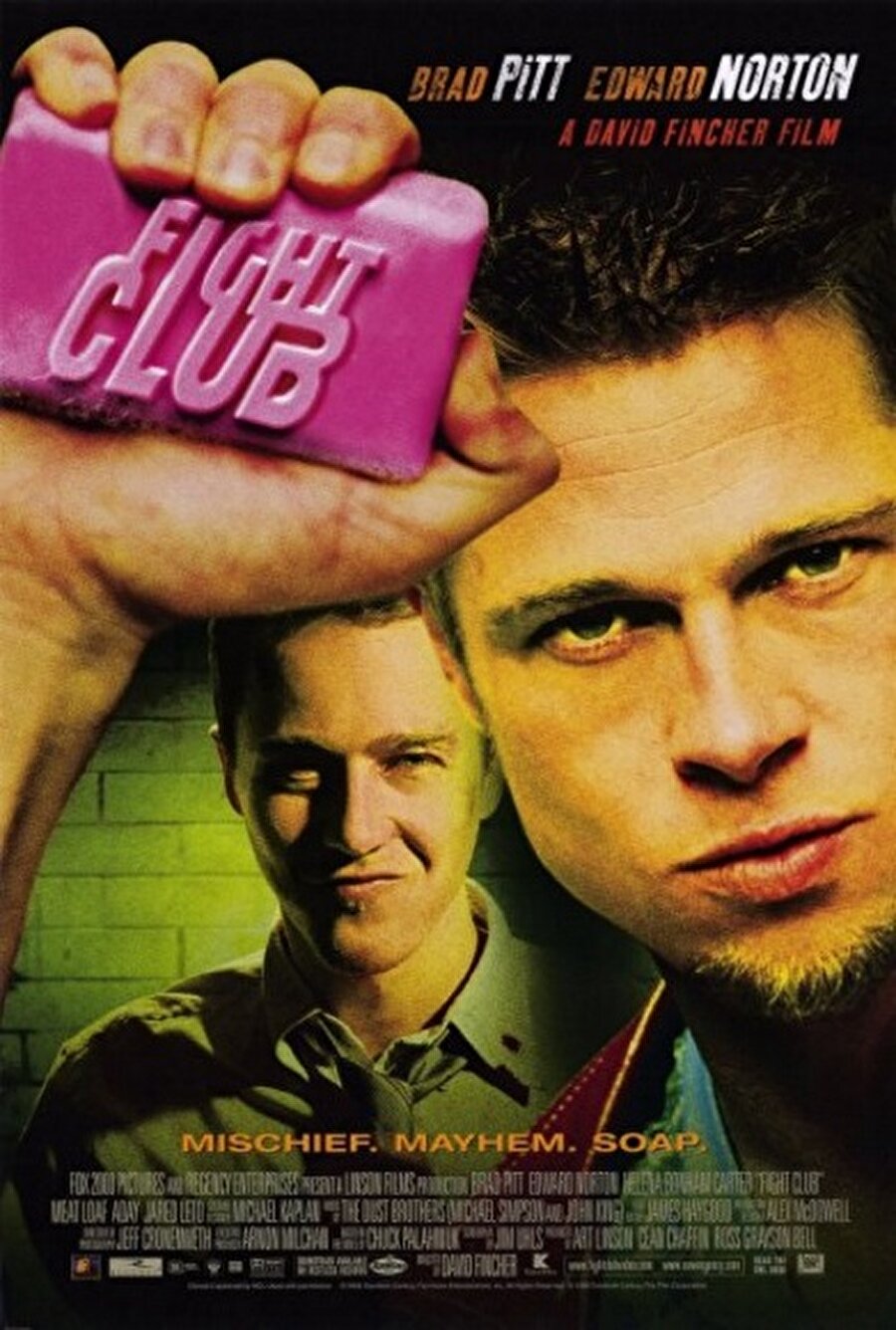 Dövüş Kulübü (Fight Clup) - 1999
Aynı isimli kitaptan uyarlama olan film tam bir başyapıt olarak gösterilmektedir. Konusu ise Jack'in sorunlu çocukluğundan kaynaklanan çift karakterli psikozu, onu çağdaş dünya düzeninin banka hesapları, kredi kartları, beyaz yakalı beyni uyuşturulmuş çalışanlar, sürekli tüketimi özendiren reklamlar vb. öğelerine başkaldırarak bir yıkım planı başlatmaya kadar götürmüştür.
