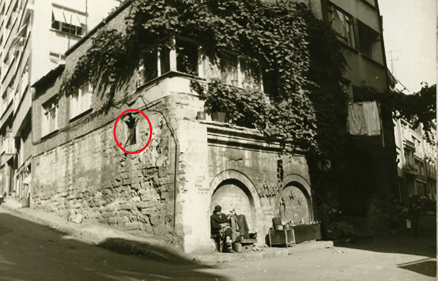 Horhor Akarcası (Acı Çeşme)
Horhor Caddesi üst başında 1293 (1877-1878) tarihli tamir kitabesi bulunan, Bizans'tan kalma akarcanın hazne kapağı mermer çerçevesi sol kenarı üzerinde 50 cm. uzunluğunda, 6 cm. eninde nefis bir servi kazınmış olup 11. bölüğün remzidir. Buna bitişik 45 cm. eninde, 70 cm. yüksekliğinde alçı ve Horasan harcı karışımı bir dikdörtgen sıva üzerine fresko tarzında renkli boyalarla bir remiz panosu yapılmıştır. Bir diğeri de bu hazne kapağının sağ tarafında az açığa yapılmış olup kırmızı, siyah ve sarı renkli boyalarla fresko olarak yuvarlak içinden çıkan sopa ucunda flama olan bir bayrak remzi resmedilmiştir. Alt kısmı dökülmüştür. Bu cephede dördüncü remiz, taşa kazıma suretiyle yapılmış ters at nalıdır. 22,5 cm. ebadında, çeşmenin köşesinde göz hizasında olup 61. cemaatin remzi kazınmıştır. Çeşme üzerinde 2 fresko pano daha varsa da bunlar anlaşılamayacak derecede tahrip olmuştur. Anlaşıldığı kadarıyla bu çeşme yeniçeriler için pek mühimdir.