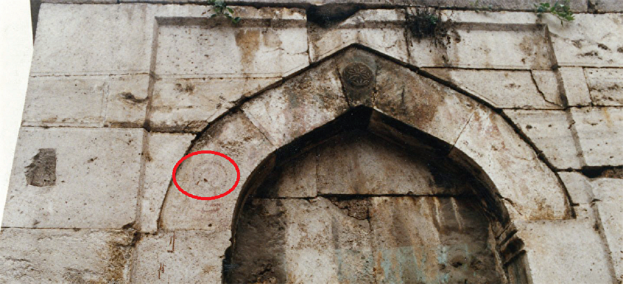 Keçecipiri Çeşmesi
Fatih'te Niyazi Mısri Sokağı alt başında bulunan kitabesiz çeşmenin kemerinin sol alt üzengisi üzerinde kırmızı boya ile iç içe iki halka halinde bir yuvarlak ve altına 'kef' harfi çizilmiştir. Bölük numarası siliktir. İşaret, 9. bölük remzidir.