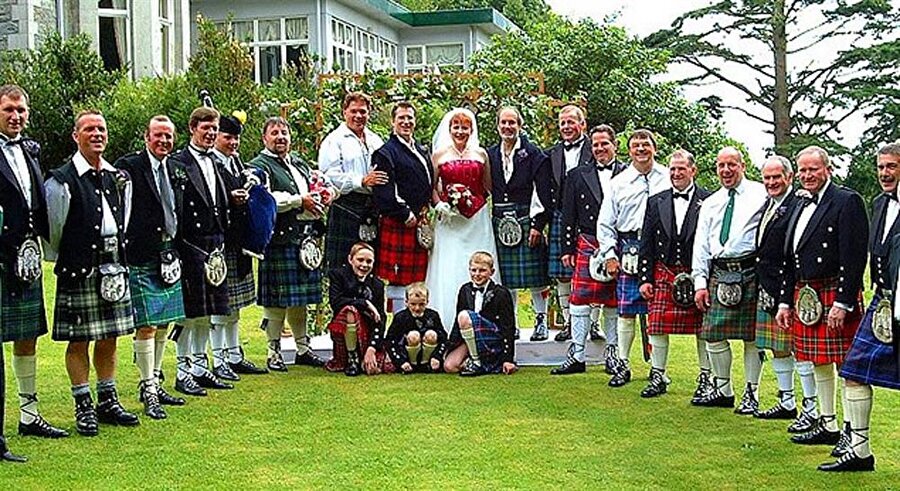 İskoçya
İskoçya'da ise çok daha farklı bir gelenek mevcut. Düğünden bir gece öncesinde gelin aile büyüklerinin ortasına oturup onlara ayaklarını yıkatıyor. Bunun anlamı evlilik yolunda her zaman mutlu olmalarıdır. Düğün sırasında ise gelin iki ayakkabısına da bozuk para koyuyor.