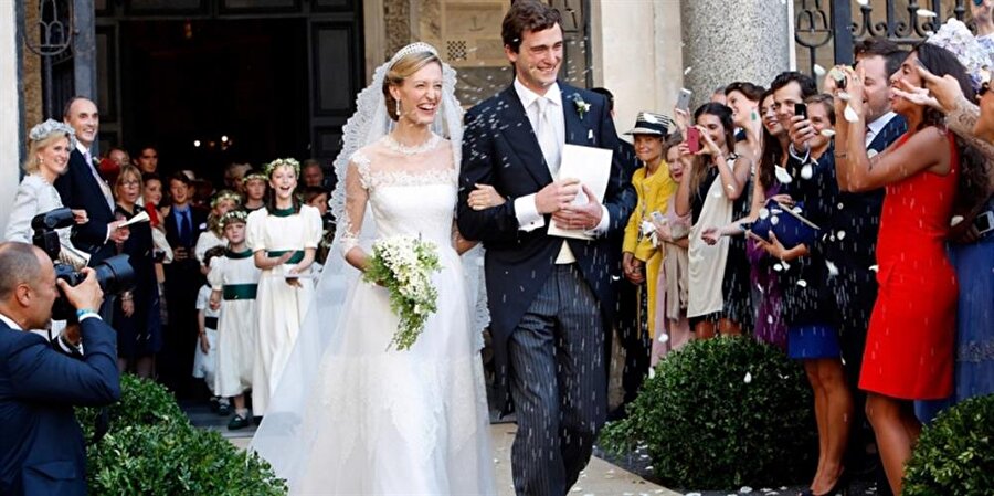 Belçika
Belçika'nın en önemli geleneklerden birisi mendile isim işlemek. Düğünden öncesinde gelinin ismi mendile işleniyor ve düğün günü gelinin ailesi davetlilere bu mendilleri veriyor. Düğün bitiminde bu mendiller tekrar gelinin ailesine geliyor. Eğer gelinin kız kardeşi varsa bu sefer onun adı işleniyor ve evde sergileniyor.