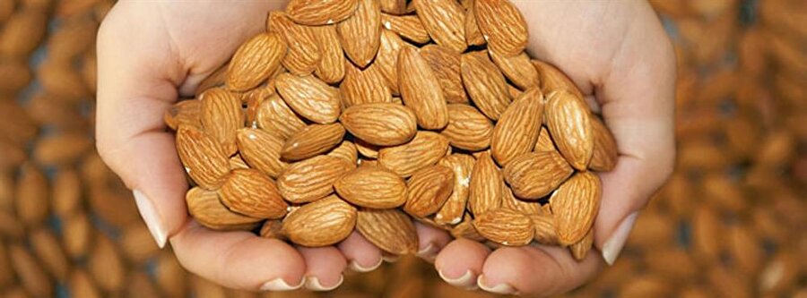 Çiğ badem
Çiğ badem içerisinde bulunan salisilin enzimi ile kan akışınızı düzenleyerek en etkili çözümlerden birisi olacaktır. Günlük 15-20 adet çiğ badem yiyerek baş ağrınızı azaltabilirsiniz.