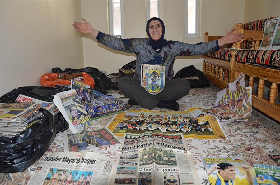 Gelin çiçeği sarı-lacivertti
Diyarbakır'ın merkez Kayapınar ilçesinde ikamet eden 49 yaşındaki Azize Ay'ın 14 yaşında başlayan futbol merakı tutkuya dönüştü. Bu yaşından itibaren spor gazeteleri biriktirerek, önemli spor olaylarını not almaya başlayan Ay, binin üzerinde gazete biriktirdi. Yıllarca bir kadın futbol takımında forma giymek isteyen Ay'a, ailesi “Kadınlar futbol oynamaz” diyerek, izin vermedi. Koyu bir Fenerbahçe taraftarı olan Ay, evlendiğinde düğün salonuna bile Fenerbahçe marşı eşliğinde girerek, sarı ve lacivert renklerinde olan düğün çiçeğini kıyamadığı için atmadığını anlattı. 