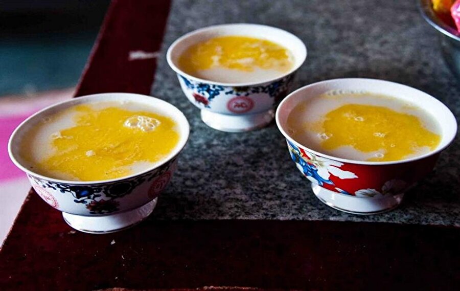 Tibet çayı
İçerisinde tuz ve tereyağı da bulunan çay şeklidir. Tuz tamam desek tereyağı neden, tereyağı desek tuz neden? Bizim için çok farklı bir çay tüketimi.