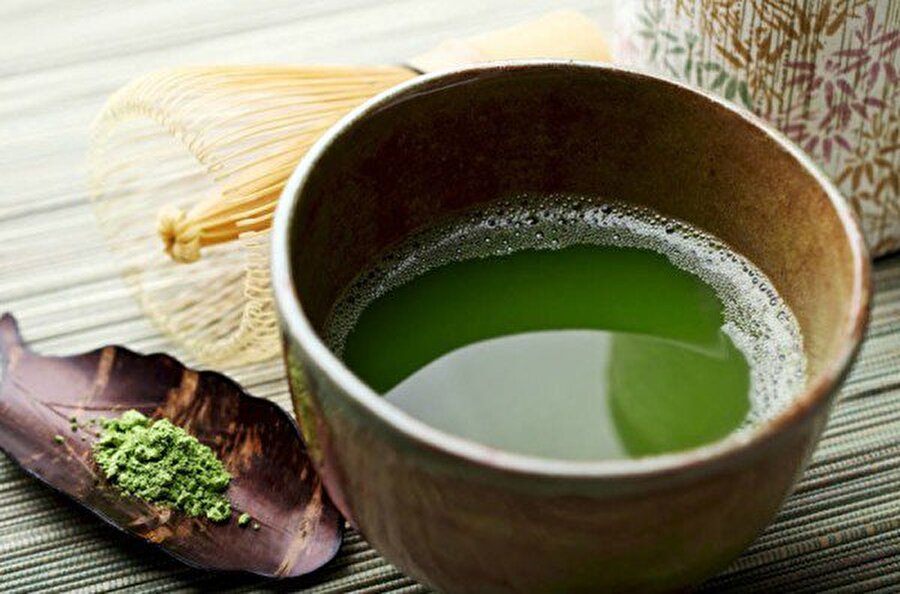 Japonya-Matcha çayı
Matcha çayı yaklaşık bin yıldır Japonya'da tüketilen bir çaydır. Çay yapraklarının toz haline getirilip kullanılması ile bu ismi almıştır. Bunun dışında matcha çayının sağlık açısından muhteşem özellikleri vardır. Klorofilce zengin oluşu ve antioksidan oluşu nedeniyle kanser karşıtı diyebiliriz. Bunların dışında içerdiği kafein az ve özdür. Çünkü saf enerji verir ve sizi sonrasında yorgun hissettirmez. İşte böyle bir çayı denemek lazım.
