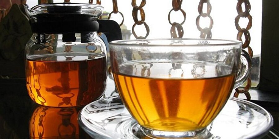 Hindistan-Darjeeling çayı
Bu çayı böylesine özel yapan durum, Himalayaların eteklerindeki çiftliklerde güçlü dağ güneşi ve akşam saatlerindeki düşük sıcaklıklar olarak gösterilir. Çünkü bu durum bitkinin yavaş büyümesine neden oluyordu bu sayede farklı bir aroma içeriyordu. Ayrıca darjeeling çayı toplama işlemi de belli zamanlarda sadece bitkinin en iyi iki yaprağı alınarak gerçekleştiriliyor. 