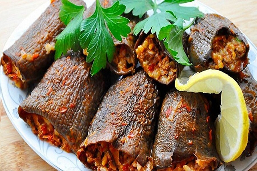Kuru patlıcan dolması
Patlıcanları kaynar suda 3-4 dakika kadar haşlayın, çok yumuşamasın çok da diri kalmasın, hemen çıkartıp soğuk suya sokup pişmesini durdurun. Kuru dolma harcı hazırlayın ve patlıcanların içini biraz boşluk kalacak şekilde doldurun. Tencereye yana yana dizin. Ayrı bir kapta sos için kaynar su ve domates salçasını eritin. Dolmaların üzerine hazırladığınız sosu dökün. Son olarak zeytinyağı ilave edin ve dolmaların üzerine bir tabak koyarak kısık ateşte pişirin.