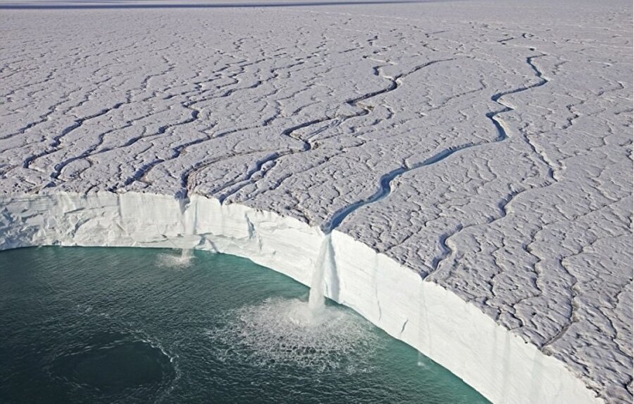 Buzul kenarında bir şelale (Norveç / Svalbard)
