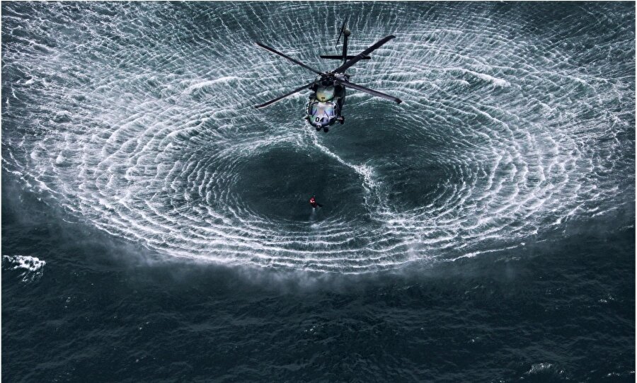 Su yüzeyine yaklaşan helikopter
