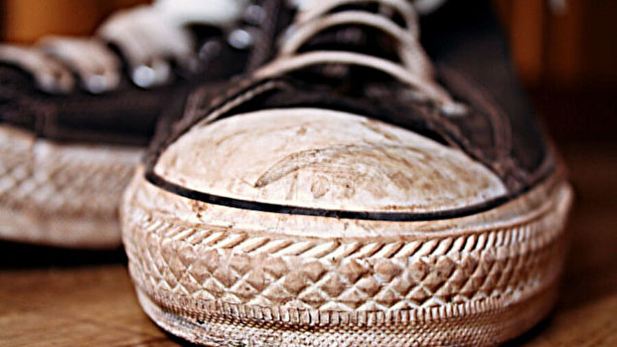 Bir bez ve bulaşık deterjanı ile ayakkabılarınızı silebilirsiniz. Ancak bu yöntem zorlu kirleri çıkartmak için yeterli olmayacaktır. 