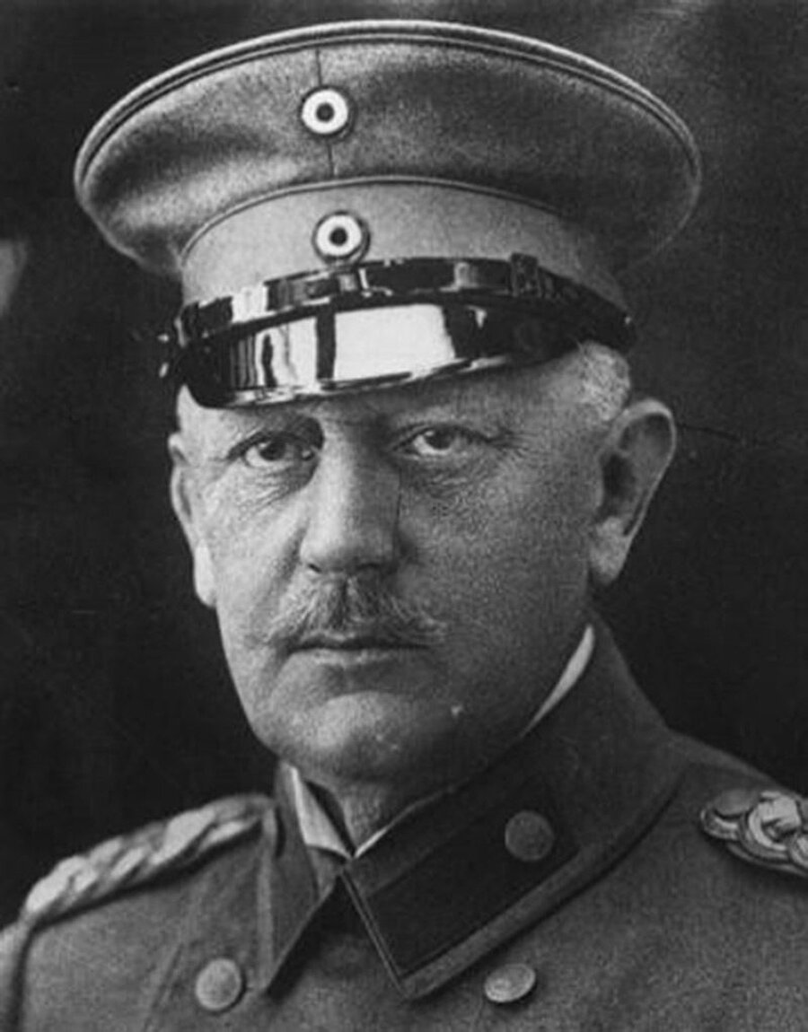 Alman General Helmuth Karl Bernhard von Moltke

                                    
                                    Silahlı milletin en canlı örneği Türklerdir. Bu diyar köylüsünün orak, katibinin kalem ve hatta kadınlarının etek tutuşunda silaha sarılmış bir pençe kıvraklığı vardır. Türk ata biner gibi oturur, keşfe yollanan asker gibi uyanık yürür. 
                                
                                