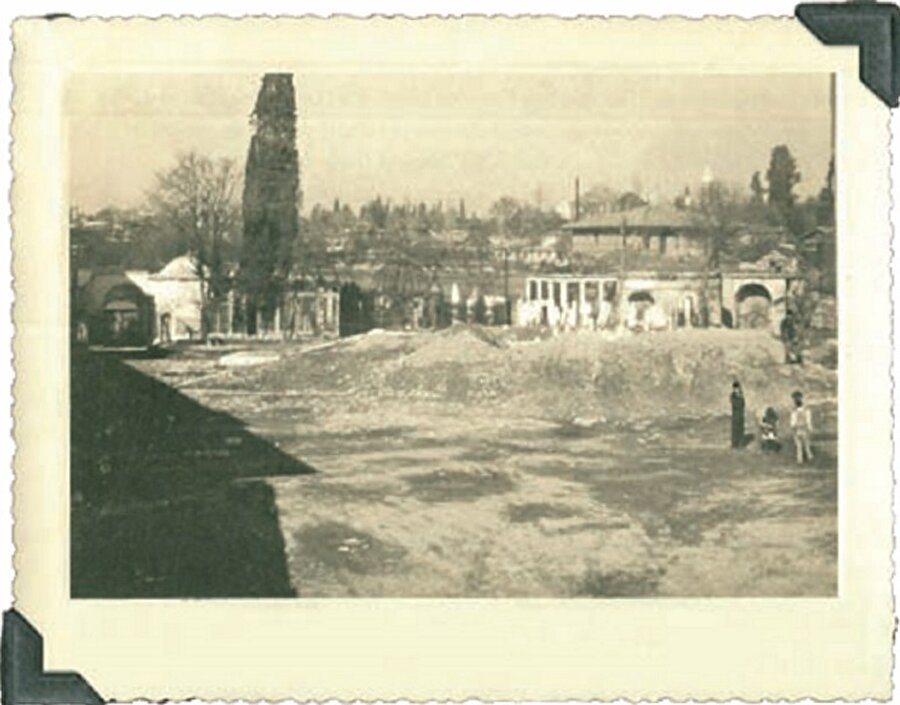 Bu yönüyle cami ve medreseden öndedir. Bir başka ifade ile tekke harcamalarının bir kısmı bu alanla ilgilidir. Tekke, mahallenin aşevidir. “Tekkeyi bekleyen çorbayı içer” atasözü de aynı özelliğe işaret etmektedir.

Kahve bahane Mevlevîlikte derviş eğitimi matbah-ı şerifte başladığı için mutfak çok daha önemlidir. Şimdi yıllarca tekke şeyhliği yapan Bursa Mısrî Dergâhı şeyhi Mehmed Şemseddin Efendi'nin (ö. 1936) kahve ocağı ve kahve ikramı ile ilgili kısa bir yazısını beraberce okuyalım:

“Tekâyâ ve zevâyânın (tekke ve zaviyelerin) umumisi Hazine-i celile ve Evkaf ve Maliye'den az-çok taamiye alırlar. Bazılarının evkaf-ı hususiyeleri (özel vakıfları) vardır. Bu taamiye namıyla alınan maaşlar âyende ve revendeye (gelip-geçene) it'amla (ikramla) beraber ihya gecelerinde haline göre birer ikişer sofra taam ihzarına (hazırlanmasına) sarf olunur. Hatta 50 kuruş 100 kuruş taamiyesi olan tekyeler bile bu taamı çıkarır. Ba'de't-taam (yemekten sonra), kable'z-zikr (zikirden önce), ba'de'z-zikr (zikirden sonra) misafirine kahve verilir. Bunların cümlesi şeyh efendi tarafından mecburen icra olunur.

Fütühat (bağış) olsa da olmasa da bu mesarif daima görülmektedir. Çünkü dergâhlar, ehl-i tarik fukarasının melce (sığınağı) ve me'vasıdır. Şeyhler ise isticlab-ı deavat-ı hayriyye-i hazret-i padişahiye (Padişah hazretleri için hayır dualarını celb eden) vesile olacaklar, devlet ve millete hayır dua edip ettireceklerdir. Hâdimu'l-fukara imzalarıdır.