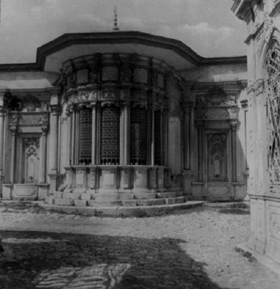 Sakine Hatun sebili
İzzet Kumbaracılar'ın İstanbul Sebilleri adlı kitabında verdiği bilgilere göre Topkapı dışında İlyaszade Mahallesi'nde 16. yüzyılda Sakine Hatun tarafından yaptırılan sebil, Sakine Hatun vakfına ait caminin sol tarafında bulunmaktaydı. Vakfiyeye göre yoldan geçenlere günde 7 sofra yemek çıkarıldığı için '7 sofralı Sakine Hatun' adı ile meşhur olmuş, 400 küsur yıl sebilinden su ve sofrasından yemek vermiştir. 5 pencereli olan sebilin ortasındaki tatlı kuyudan su çekilip pencerelerinden halka verilirdi.
19. yüzyılda bakımsız, perişan bir halde olduğu bilinen sebil, 13 Haziran 1956'da belediye tarafından acımasızca yıktırılmış ve yok edilmiştir.
Bugün sebilin bağlı olduğu İlyaszade Camii, Topkapı dışında Panaroma 1453 Müzesi'nin yakınında yeniden inşa edilmiş ancak sebil yaptırılmamıştır.