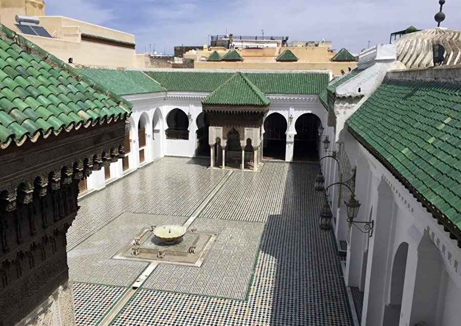 1200 yıldır ayakta
Al-Qarawiyyin Kütüphanesi M.S. 859 yılında zengin bir tüccarın kızı olan Fatima El-Fihri tarafından kuruldu. El-Fihri babasından kalan tüm serveti bu kütüphane ve hemen yanında bulunan üniversiteyi yapmak için harcadı. Yaptırdığı üniversite halen aktif şekilde eğitime devam eden en eski kütüphane ünvanını taşıyor.