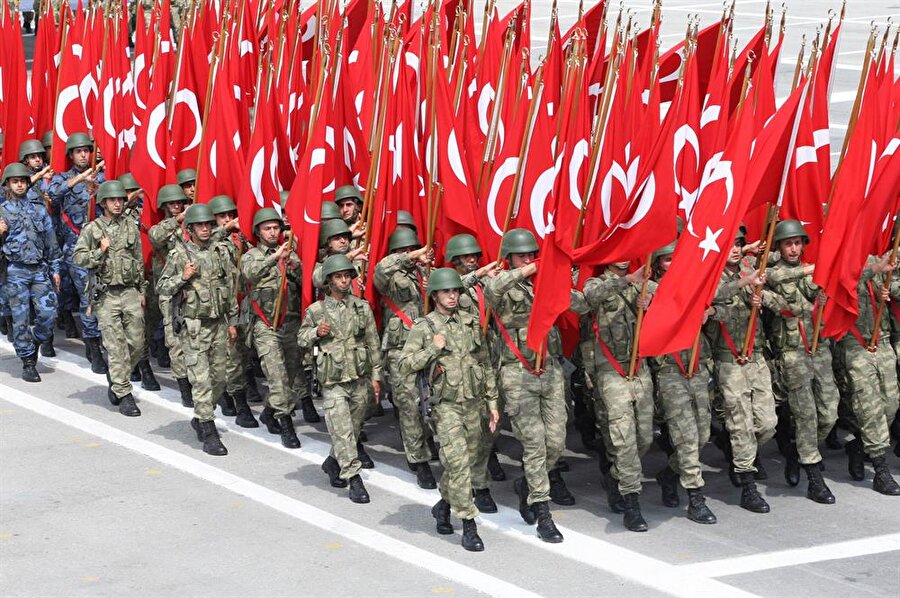 8.) Türkiye
Toplam nüfus: 79,414, 269
Askere gidecek kişi sayısı: 41,640,000

Tanklar: 3,778

Zırhlı savaş araçları: 7,550

Savunma bütçesi: 18,185, 000,000 Dolar