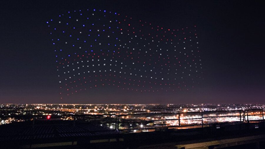 Özel olarak hazırlanmış ''Shooting Star'' dronelarından 300'ünü kullanan Intel, gösterisine Lady Gaga'nın ardından Amerikan bayrağı oluşturarak başladı.

                                    
                                