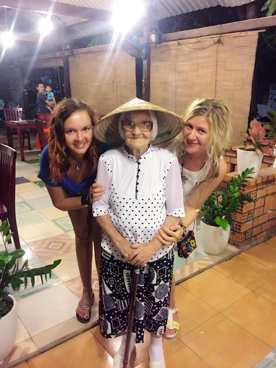 Büyükanne Lena: 'Benim yaşlarımdaki herkese söylüyorum:Seyahat etmekten korkmayın! Dünyayı görmek gerçekten gerekli ve eğlenceli.'