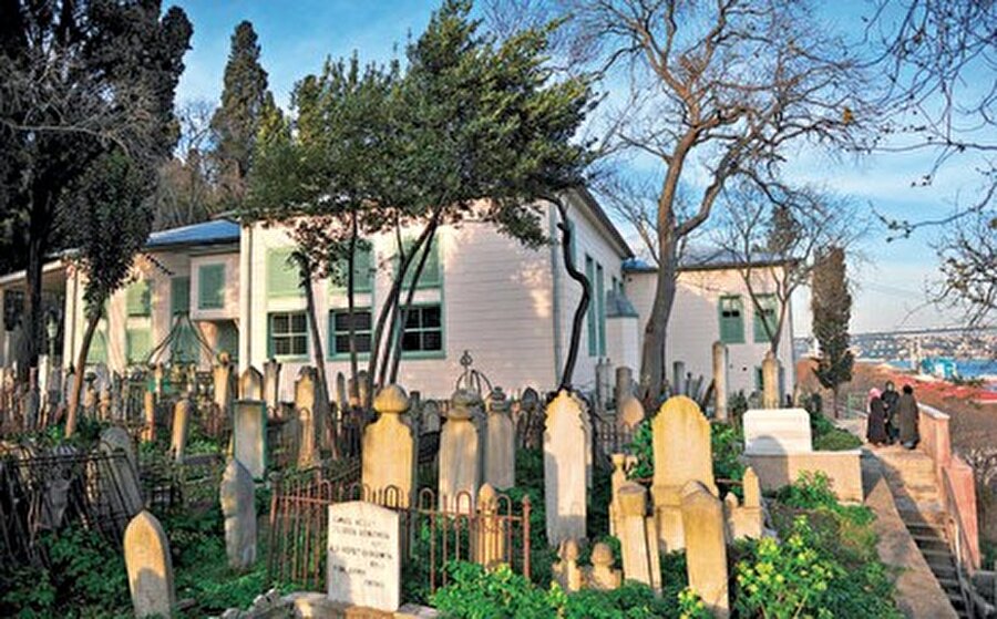 46 yıllık hayatı boyunca 2 çocuk annesi olur, daima hanımefendiliği ile tanınan bu Sultanımız dönemin en tehlikeli hastalığı olan vereme yakalanarak vefat eder. Bir yanıyla da Yahya Efendi'nin manevi kızı olarak bilinir.

                                    
                                    Kaynak: ( Watpadd )
                                
                                