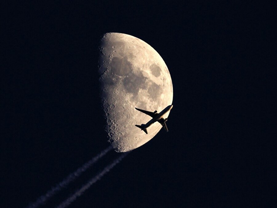 Ay'a yakın uçmak
