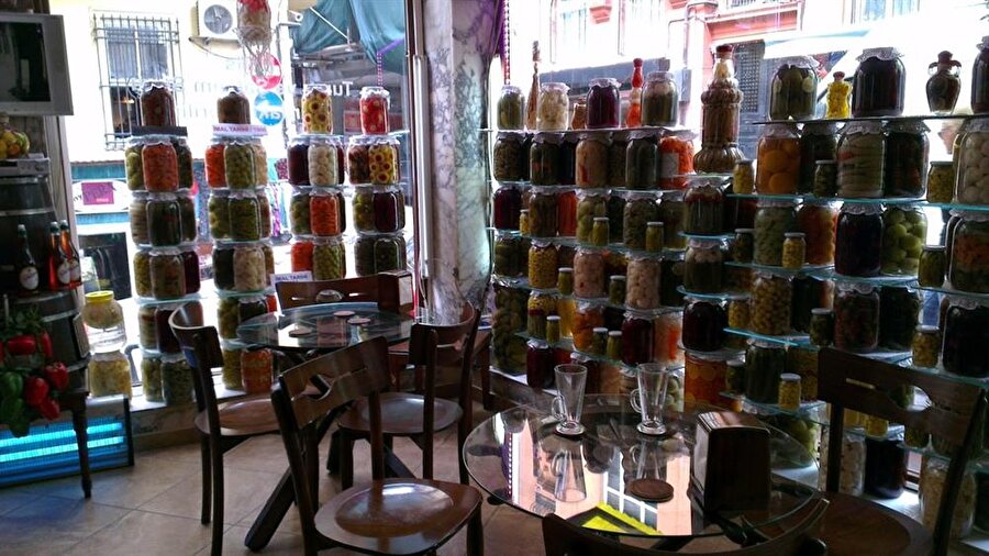 Neşeli Günler: Meşhur turşucu Asri Turşucusu adıyla Cihangir'de bulunuyor.