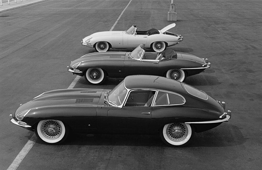 Jaguar E-Type
1961-1975 yılları arasında üretilen E-Type, tasarımı ve yüksek performansıyla 60'lara damgasını vurdu. 0-100 km/h'ye sadece 7 saniyede hızlanmasıyla otomobil sevenleri büyülüyordu. Jaguar, E-Type'ın üretimini durdurduktan sonra bu araba daha da efsaneleşmiş ve klasik araçlar arasında önemli bir yere sahip olmuştur. Özellikle 1961 modeli en beğenilen kasasıdır.
