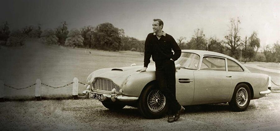 Aston Martin DB5 
James Bond filminde kullanılan bu arabanın neden klasikleştiği konusunda başka bir şey söylemeye gerek yok.
