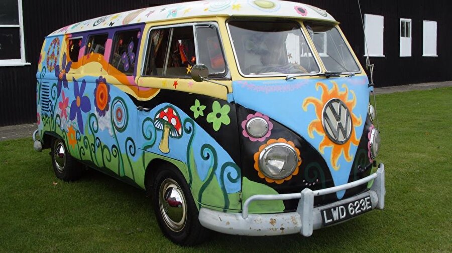 Volkswagen Camper
1950de üretilen bu minibüs bir dönemin hippilerinin alametifarikasıydı. Şimdi ise köfte ekmek arabası olarak varlığını sürdürüyor.
