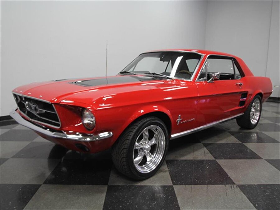 Ford Mustang
Mustang'in bu kadar ünlenmesine neden olması 1967 model kasasıdır. Şu anda hala yeni modelleri çıkan Mustang'in hiçbir modeli 67 yılını tutamamıştır.
