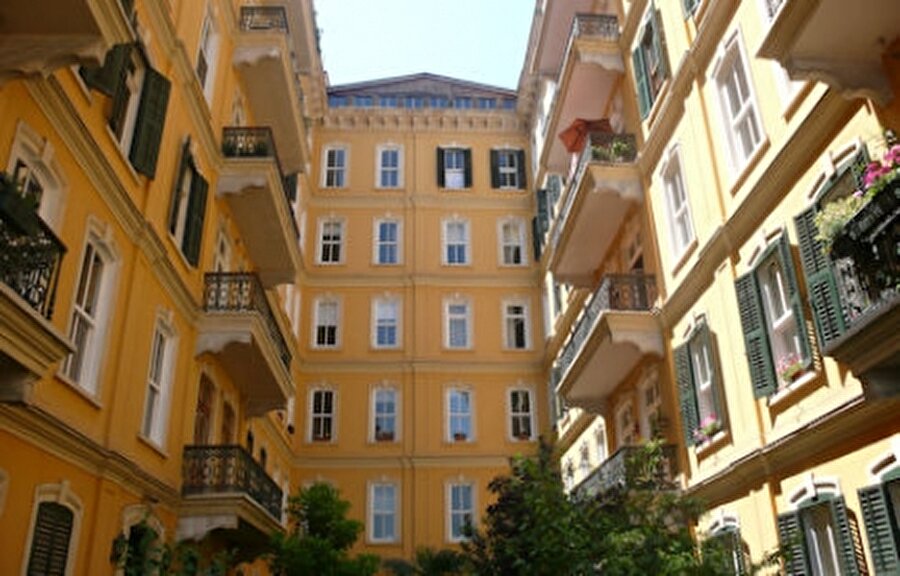 Muhsin Bey: Film İstanbul'un en meşhur apartmanlarından biri olan Doğan Apartmanında çekilmişti.

                                    
                                    
                                    
                                    
                                
                                
                                
                                