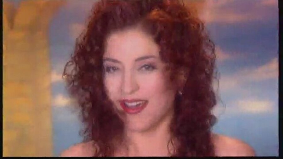 90'ların başarılı şarkıcısı

                                    
                                    
                                    1990 yılında yayınlanan Sevgiliye adlı ilk albümü ile beğeni toplayıp büyük satış rakamlarına ulaşan sanatçı, 90'ların ilk başarılı şarkıcısı olarak adını duyurur.
                                
                                
                                