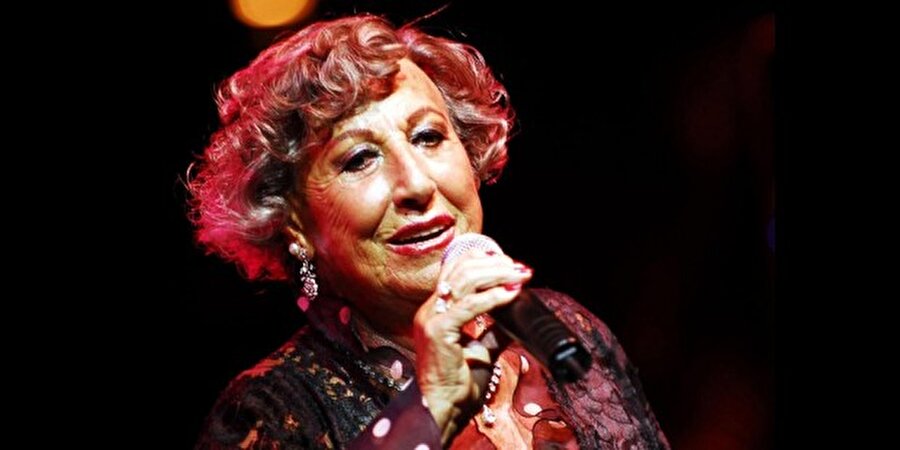 Müzik kariyeri boyunca toplamda 32 albüm ve 260'dan fazla taş plak yayınladı.