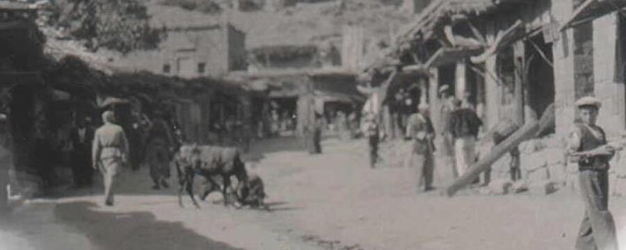 Bitlis'te doğdu

                                    
                                    
                                    
                                    
                                    
                                    1774-1934 yılları arasında yaşayan Zaro Ağa, 18. yüzyılın sonlarına doğru Bitlis'in Merment köyünden İstanbul'a gelir. Selimiye Kışlası, Dolmabahçe Sarayı, Ortaköy ve Tophane Camii'nin inşaatında çalıştıktan sonra memleketine döner. 
                                
                                
                                
                                
                                
                                