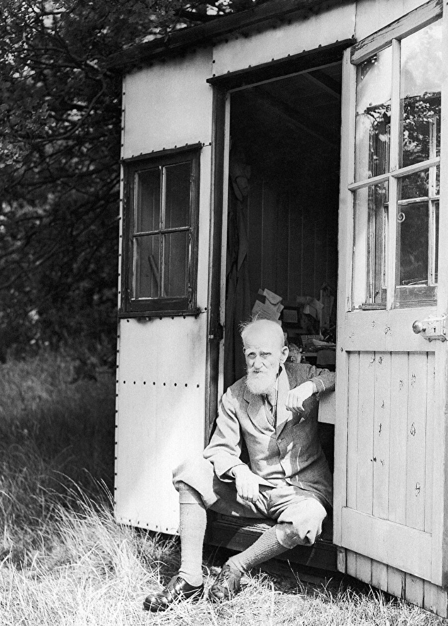 George Bernard Shaw’ın “Londra” Sığınağı:

                                    İrlandalı oyun yazarı Shaw'ın kendisini geliştirdiği ve yazılarını yazdığı bu sığınak, bir bahçenin içinde gizlenmiş. Shaw'ın bu kulübeye Londro demesinin hikayesine gelince: eğer buranın adı Londra olursa, birisi onu aradığında ben Londra'dayım diyebilecektir ve bu tamamen doğru olacak! Bu kulübe, Shaw çalışırken sürekli güneş ışığından faydalanabilmesi için dönebilecek şekilde inşa edilmiş. Bu fotoğraf 1944 yılında çekildi.
                                