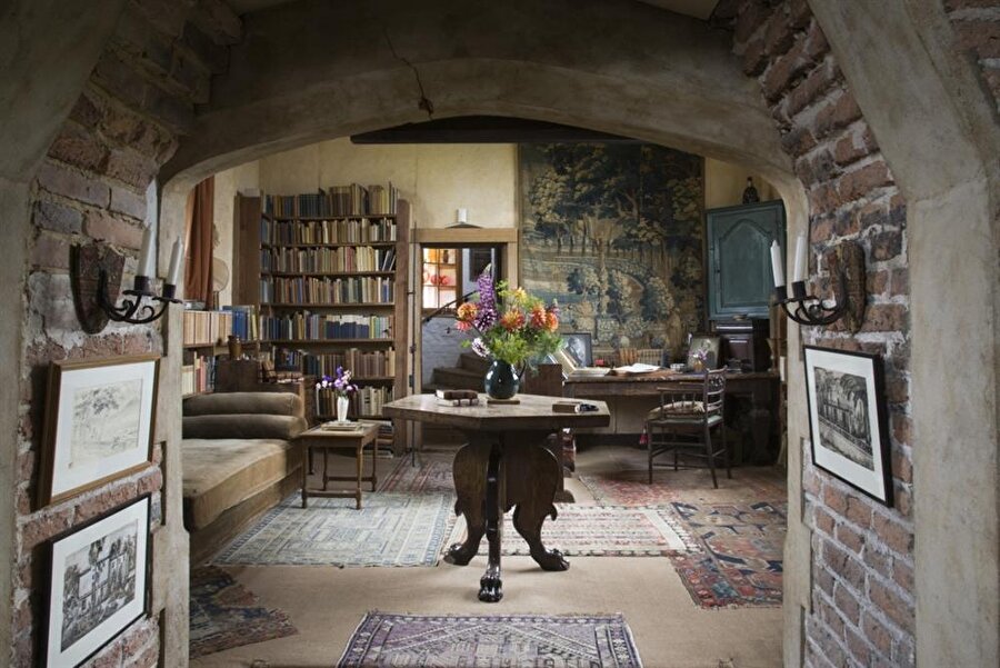 Vita Sackville-West’in Kalesi:

                                    Bu yazı odası, İngiltere'nin güneyindeki Kent bölgesindeki Sissinghurst Şatosunda bulunan Elizabeth dönemine ait bir kulededir. Dünyaca ünlü romantik bahçesiyle bilinen bu oda, Virginia Woolf'un yakın arkadaşı Vita Sackville-West'in birçok eserini yazdığı odadır.
                                