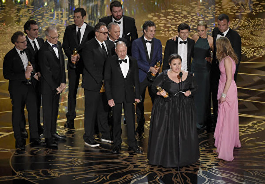 
                                    
                                    
                                    Araştırmanın sonuçlarına göre: ABD'li aktörler, Oscar ödüllerine %67 oranında aday gösterildi ve bunların %78'sinden de ödülle ayrıldı. BAFTA ödüllerindeki adaylıkların %31'i ise İngilizlere aitken ödül kazananların oranı ise %42. Araştırmanın bir diğer bulgusu da Oscar ödüllerine aday olan filmlerin konularına dair: Oscar ödülünü kazanan oyuncuların %88'i, ABD'nin kültürünü anlatan filmlerde rol aldı. Steffens'a göre; ödüllerin değeriyle sosyal grup üyeliğinin önemi paralel şekilde artış gösteriyor.

Kaynak: ( Webtekno )


                                
                                
                                