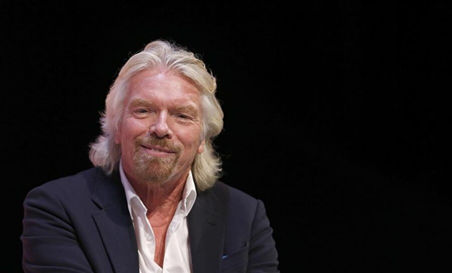 Richard Branson

                                    
                                    
	Virgin şirketler grubunun CEO'su Richard Branson, gece 6 saat uyuyup her sabah tam 5.45'te kalkıp güne başlıyor. Her sabah düzenli spor yapan Branson, ayrıca bu saatlerde ailesiyle vakit geçirmeye özen gösteriyor.


                                
                                